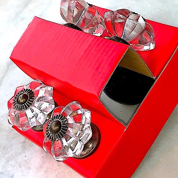 INSTANT FURNITURE UPDATE KNOBS PULLS CLEAR GLASS FLOWER SHAPE SILVER SET OF 4 - Picture 4 of 7